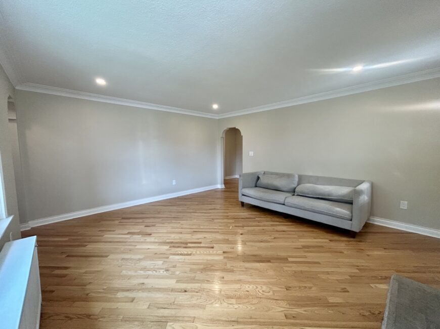 **RENOVATED** North End Main Floor Unit!!
