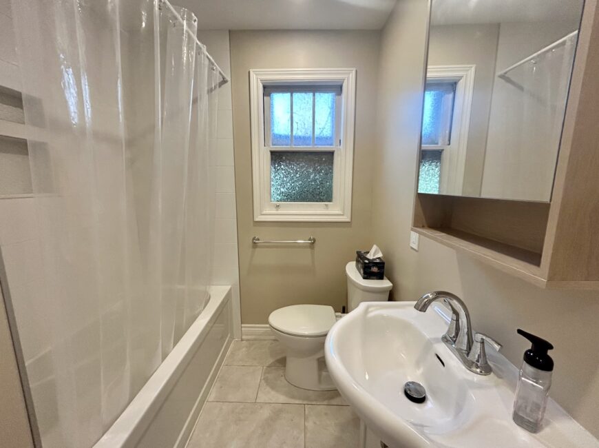 **RENOVATED** North End Main Floor Unit!!