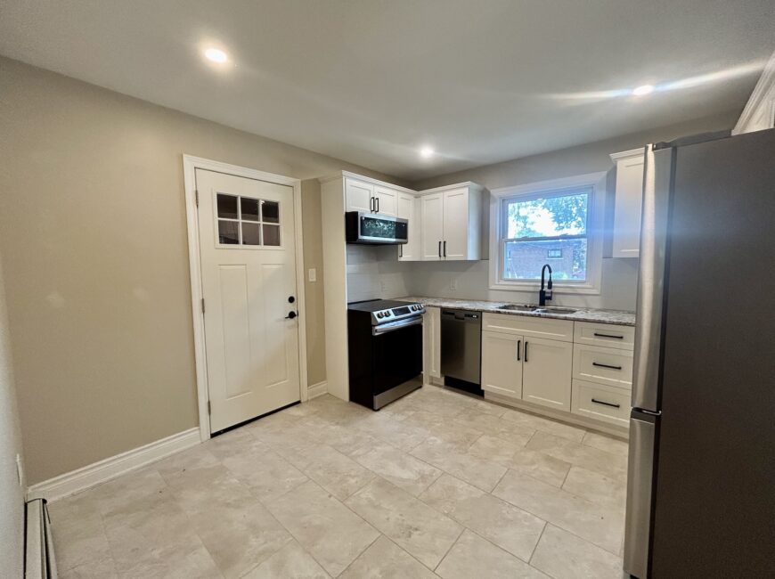 **RENOVATED** North End Main Floor Unit!!