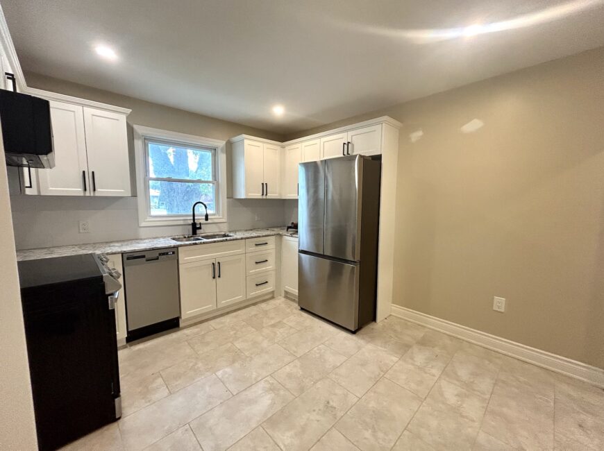 **RENOVATED** North End Main Floor Unit!!