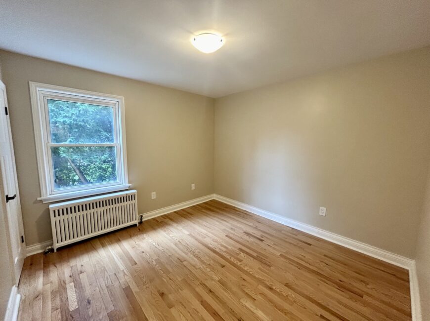 **RENOVATED** North End Main Floor Unit!!