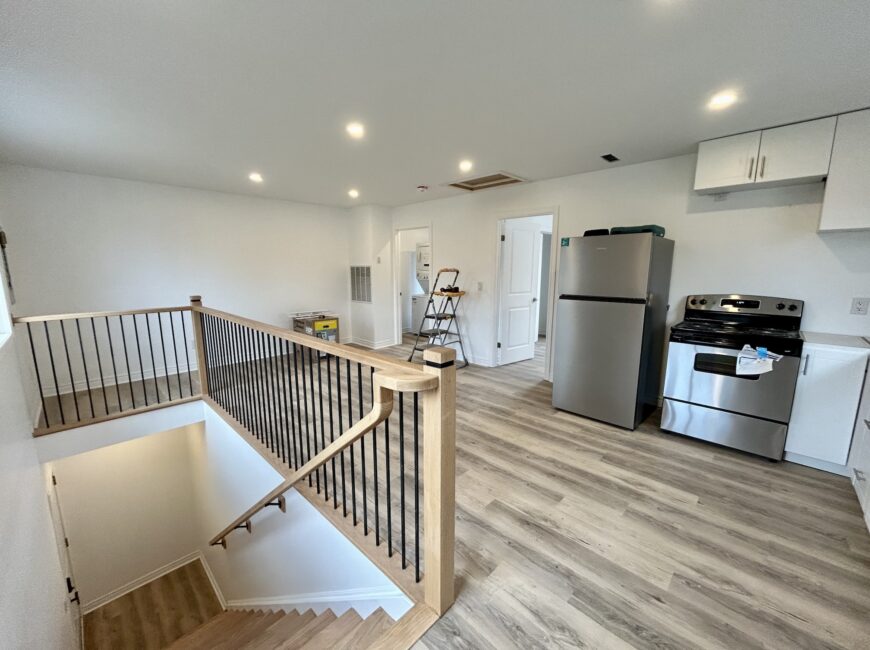 **MODERN** 1 Bedroom Upper Unit!!
