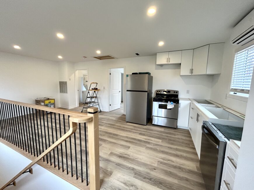 **MODERN** 1 Bedroom Upper Unit!!
