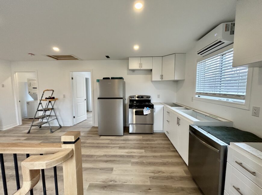 **MODERN** 1 Bedroom Upper Unit!!
