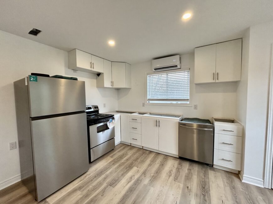 **MODERN** 1 Bedroom Upper Unit!!