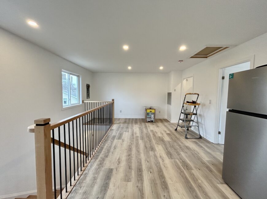 **MODERN** 1 Bedroom Upper Unit!!