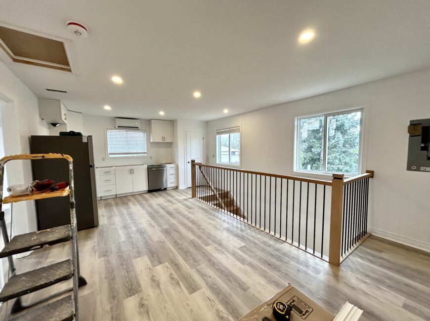 **MODERN** 1 Bedroom Upper Unit!!