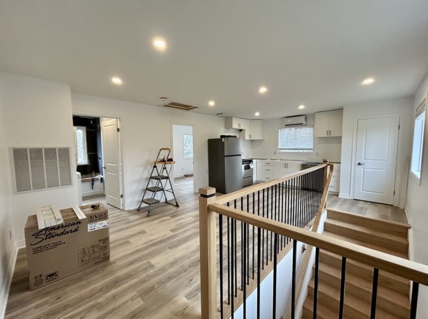 **MODERN** 1 Bedroom Upper Unit!!