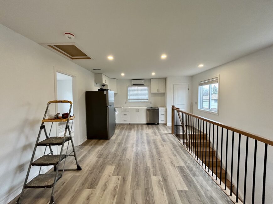 **MODERN** 1 Bedroom Upper Unit!!