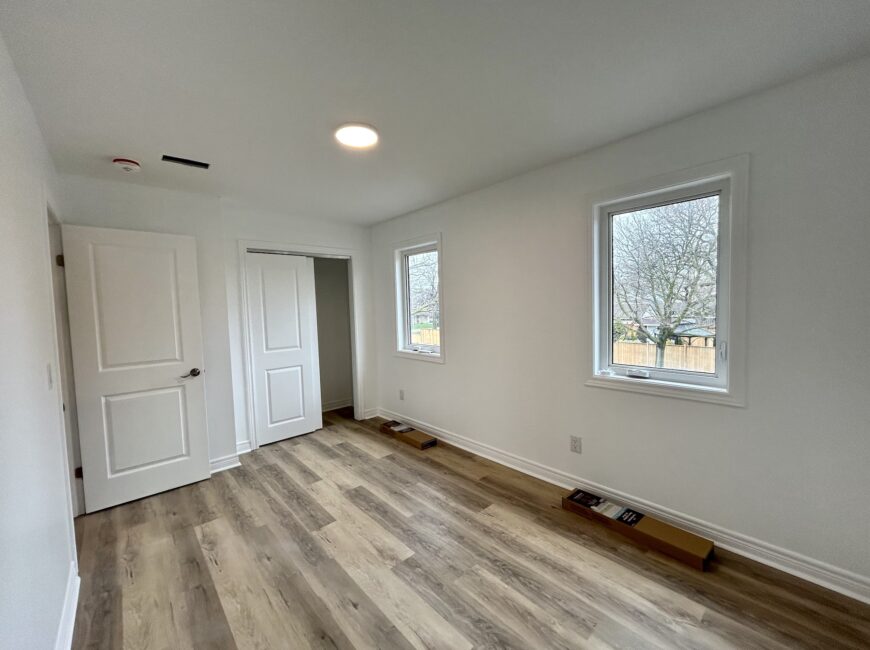 **MODERN** 1 Bedroom Upper Unit!!