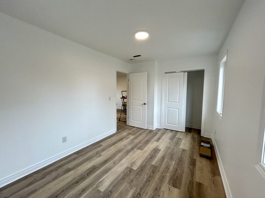 **MODERN** 1 Bedroom Upper Unit!!