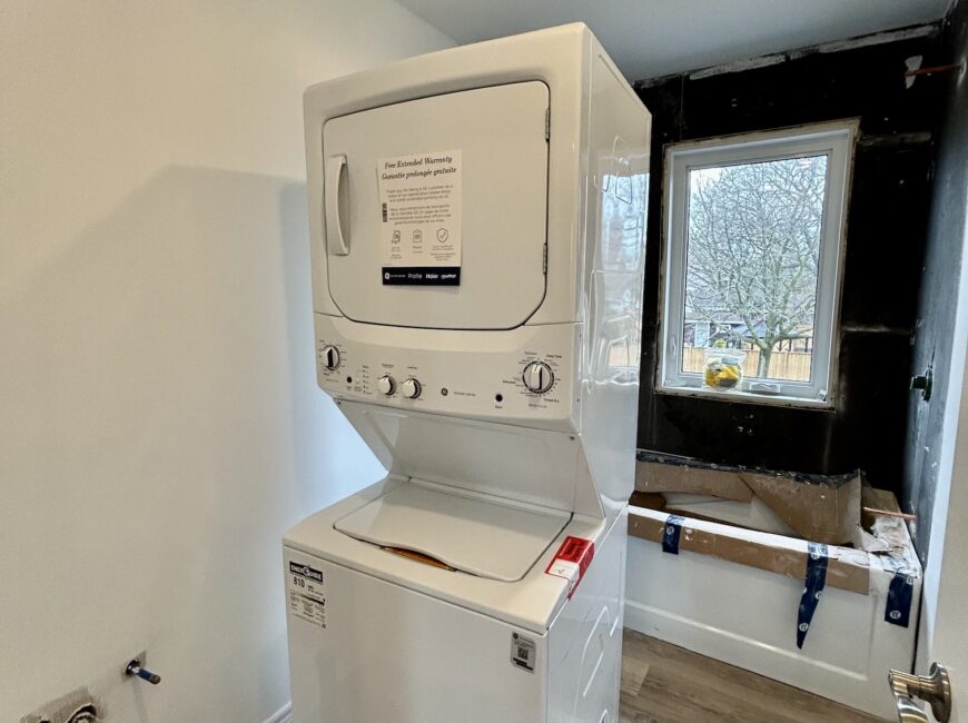 **MODERN** 1 Bedroom Upper Unit!!