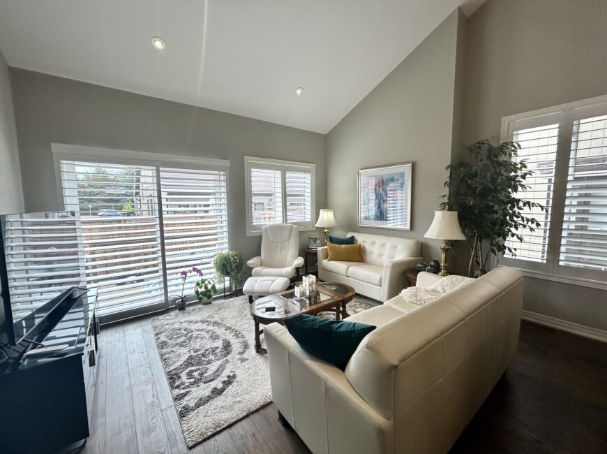 **STUNNING** Luxury Townhome in VINELAND!!