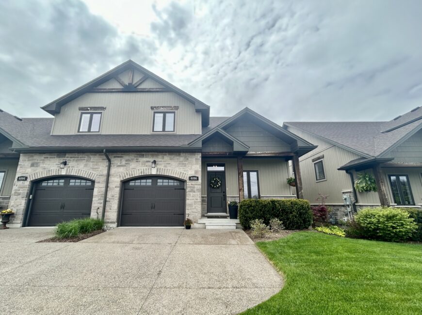 **STUNNING** Luxury Townhome in VINELAND!!