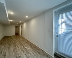 **MODERN** 1 Bedroom + Den in North Welland!!