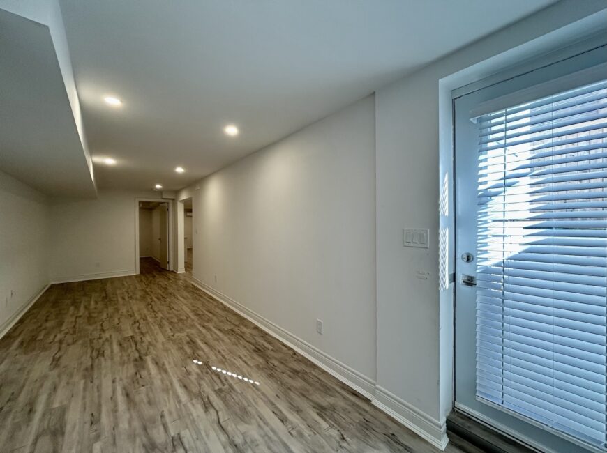 **MODERN** 1 Bedroom + Den in North Welland!!