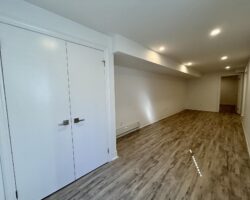 **MODERN** 1 Bedroom + Den in North Welland!!
