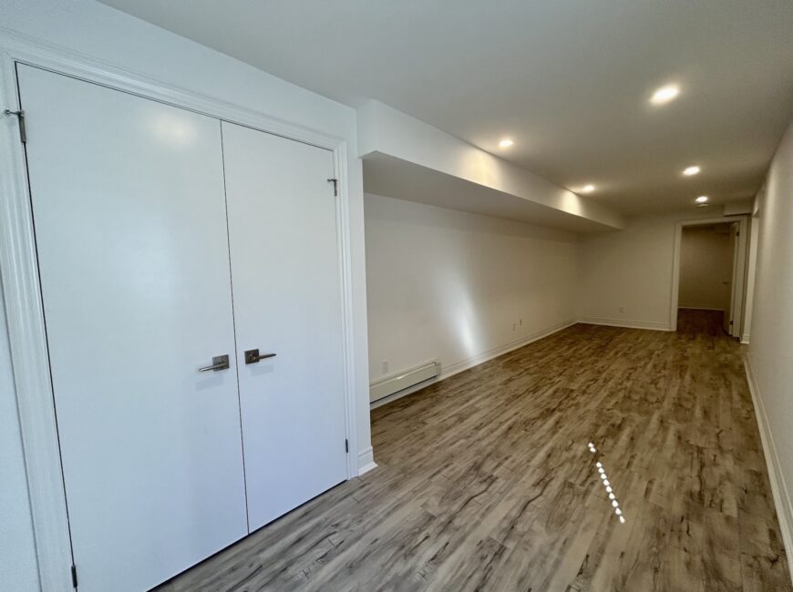 **MODERN** 1 Bedroom + Den in North Welland!!