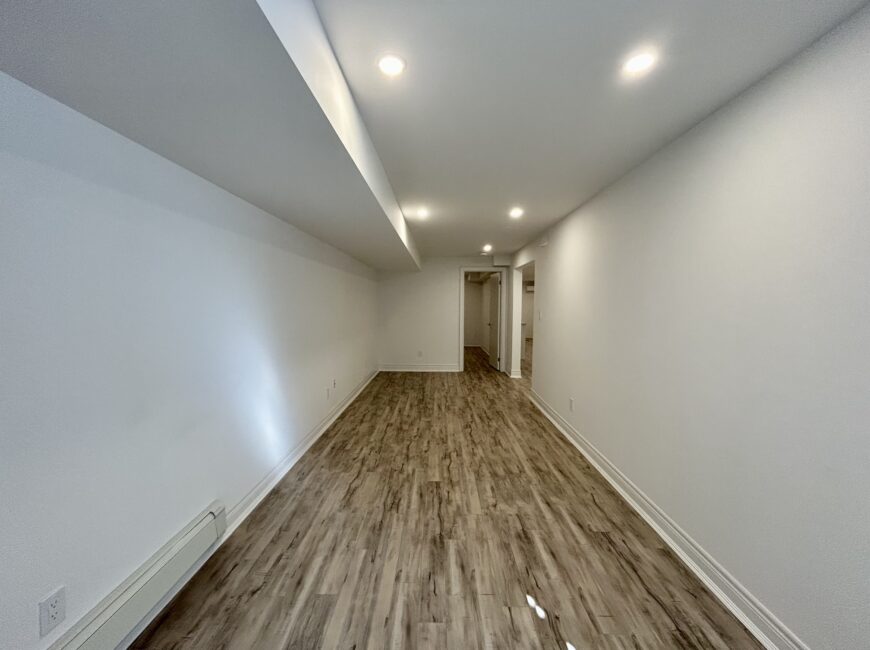 **MODERN** 1 Bedroom + Den in North Welland!!