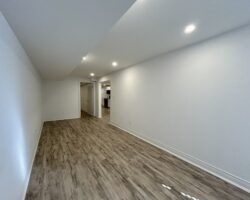 **MODERN** 1 Bedroom + Den in North Welland!!
