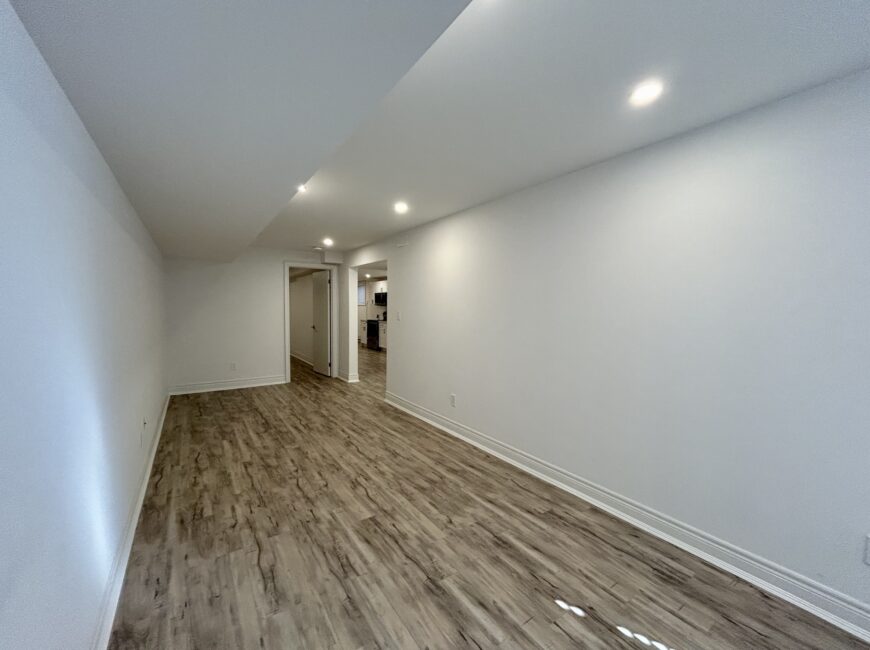 **MODERN** 1 Bedroom + Den in North Welland!!