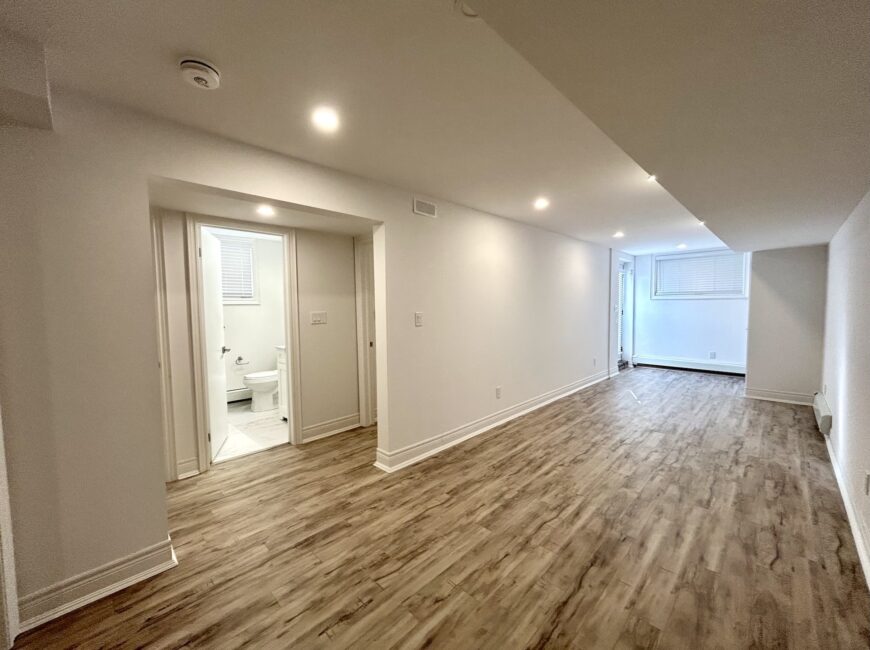 **MODERN** 1 Bedroom + Den in North Welland!!