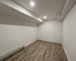 **MODERN** 1 Bedroom + Den in North Welland!!