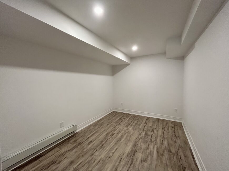 **MODERN** 1 Bedroom + Den in North Welland!!