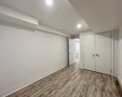 **MODERN** 1 Bedroom + Den in North Welland!!