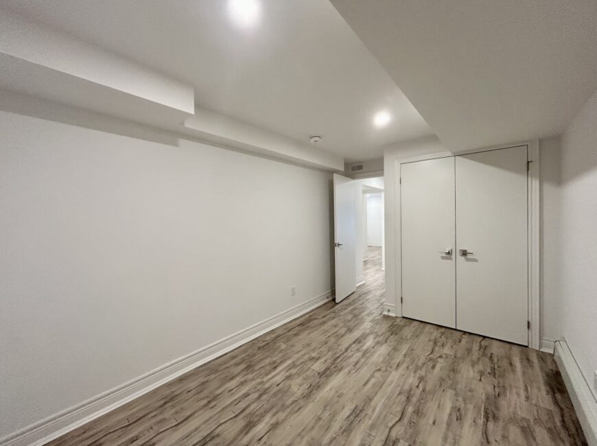 **MODERN** 1 Bedroom + Den in North Welland!!