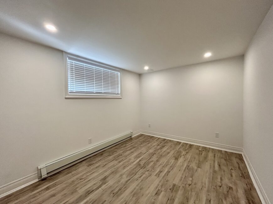 **MODERN** 1 Bedroom + Den in North Welland!!