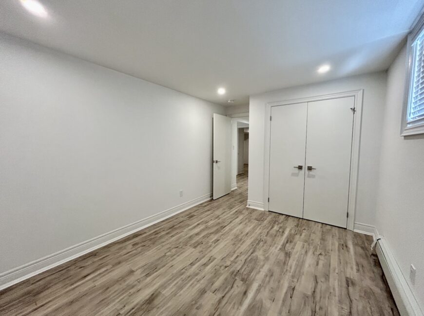 **MODERN** 1 Bedroom + Den in North Welland!!