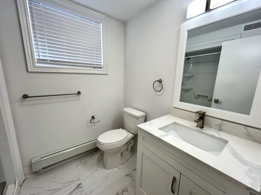 **MODERN** 1 Bedroom + Den in North Welland!!