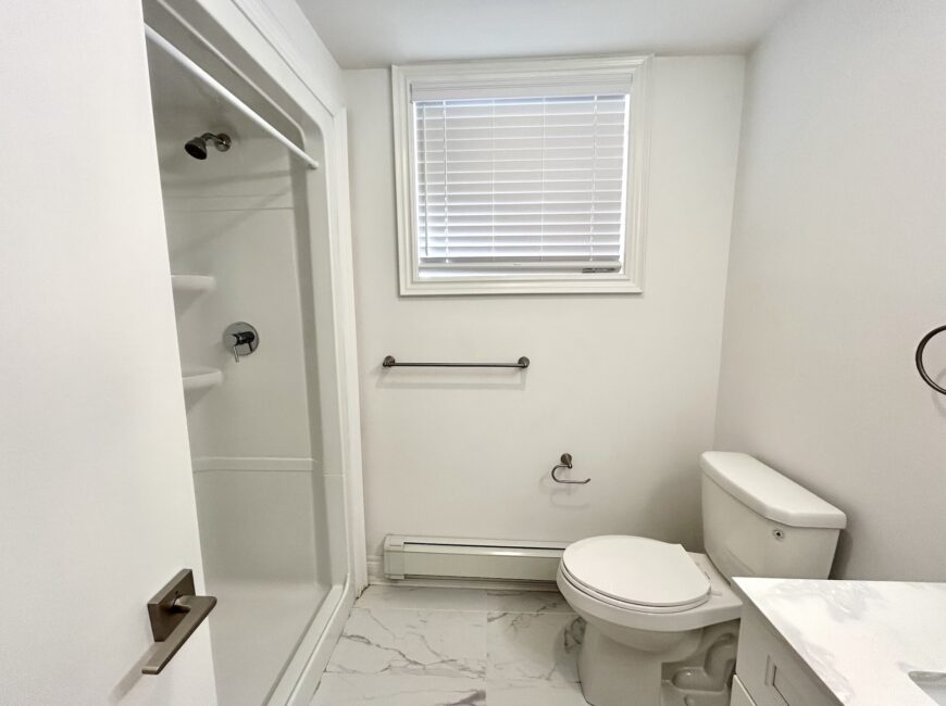 **MODERN** 1 Bedroom + Den in North Welland!!