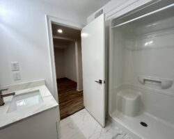 **MODERN** 1 Bedroom + Den in North Welland!!