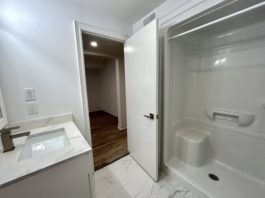 **MODERN** 1 Bedroom + Den in North Welland!!