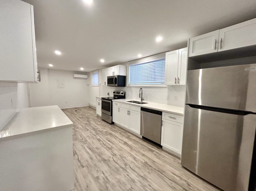 **MODERN** 1 Bedroom + Den in North Welland!!