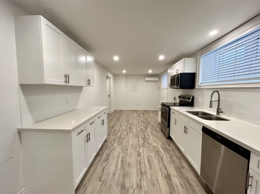 **MODERN** 1 Bedroom + Den in North Welland!!
