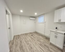 **MODERN** 1 Bedroom + Den in North Welland!!