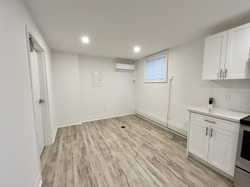 **MODERN** 1 Bedroom + Den in North Welland!!