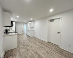 **MODERN** 1 Bedroom + Den in North Welland!!