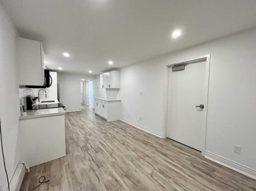 **MODERN** 1 Bedroom + Den in North Welland!!