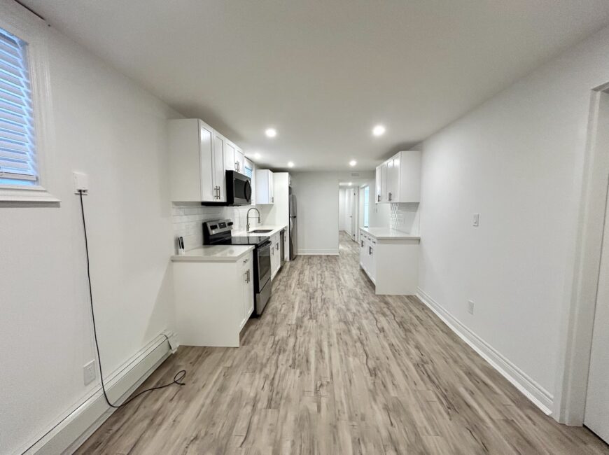 **MODERN** 1 Bedroom + Den in North Welland!!