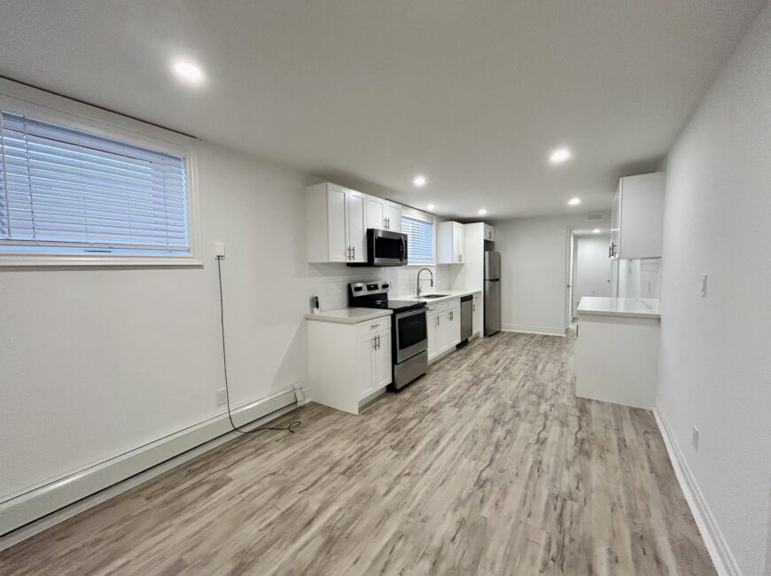 **MODERN** 1 Bedroom + Den in North Welland!!