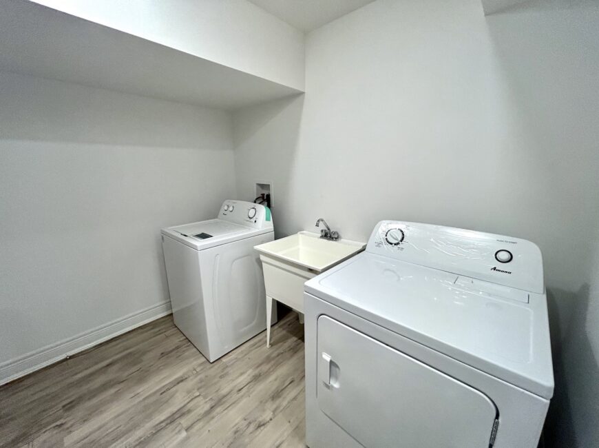 **MODERN** 1 Bedroom + Den in North Welland!!