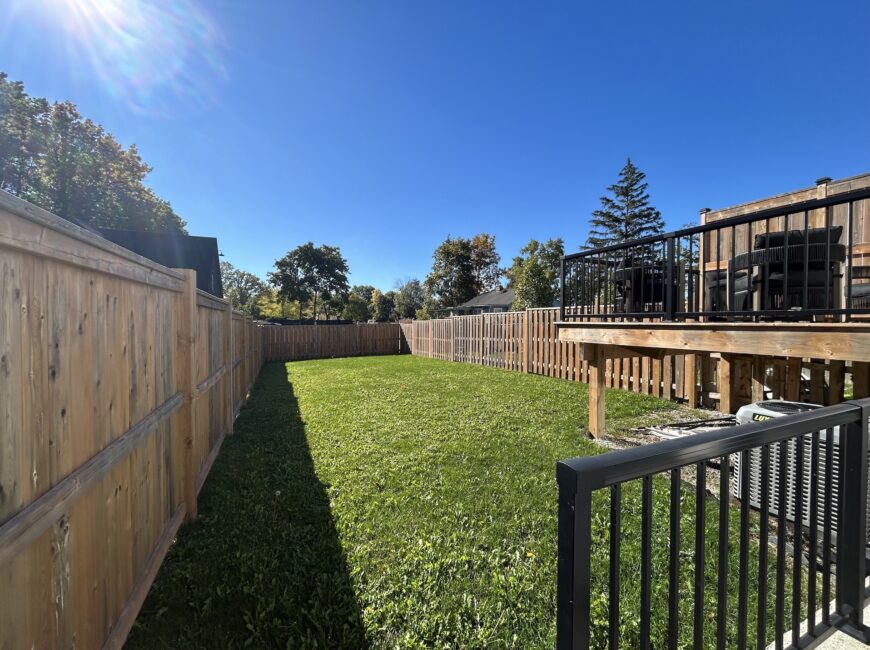 **MODERN** 1 Bedroom + Den in North Welland!!