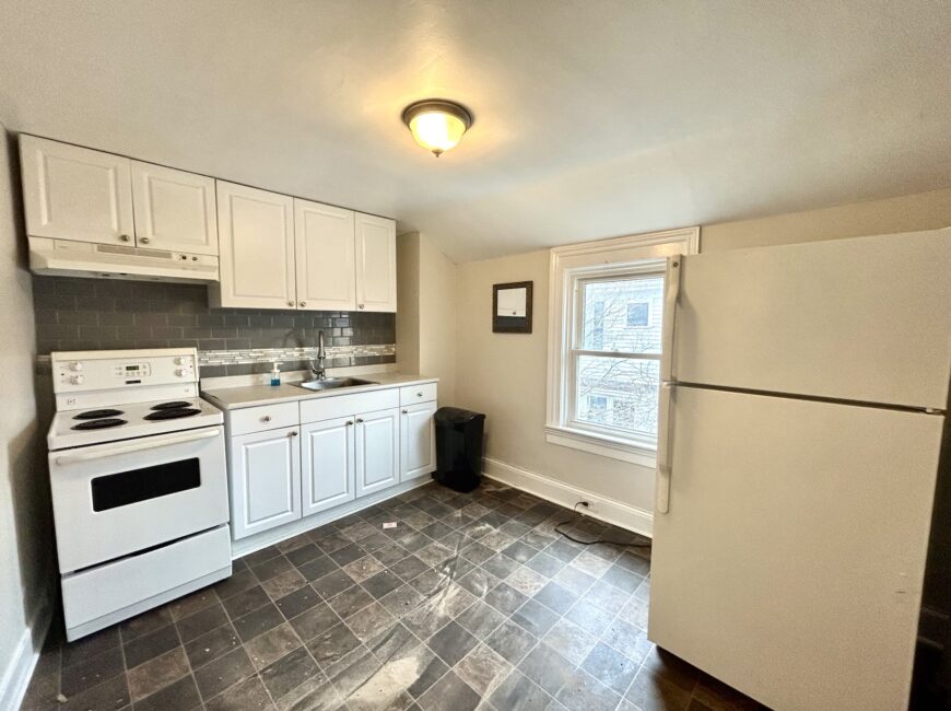 **CENTRAL LOCATION** 1 Bed + Den Downtown!!