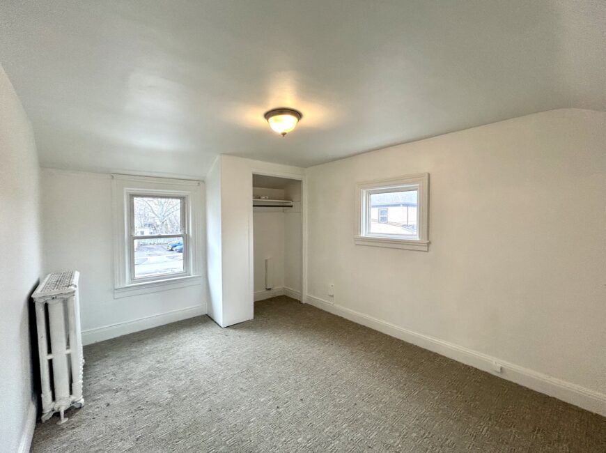 **CENTRAL LOCATION** 1 Bed + Den Downtown!!