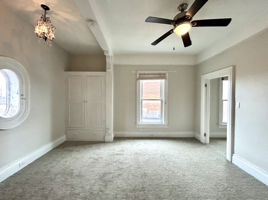 **CENTRAL LOCATION** 1 Bed + Den Downtown!!