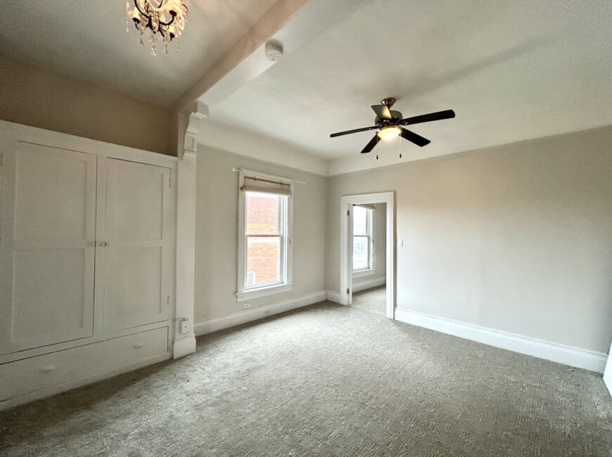 **CENTRAL LOCATION** 1 Bed + Den Downtown!!